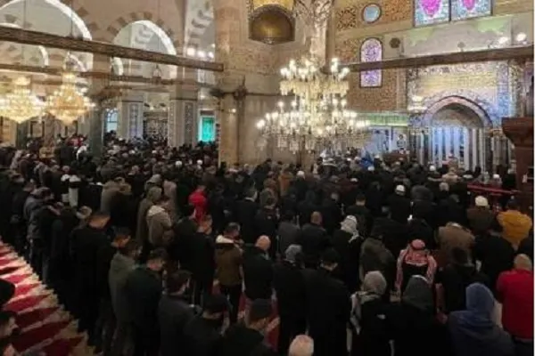 Ribuan rakyat Palestin menunaikan solat subuh di Masjid Al-Aqsa