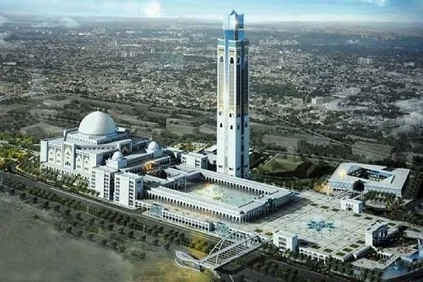 Cezayir’de koronavirüs nedeniyle kapatılan camiden ezan okundu