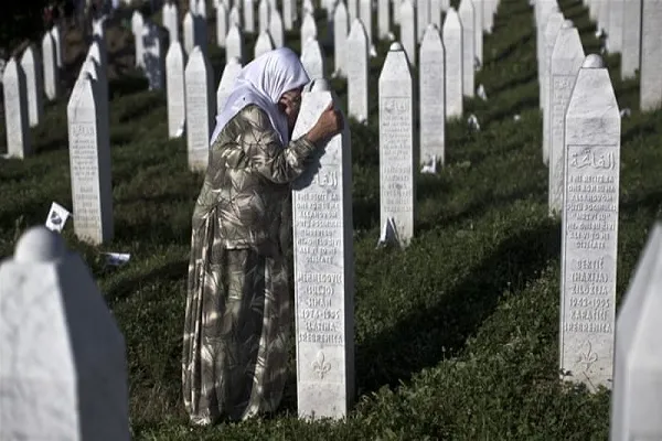 Alemania: el gobierno niega premio a académico israelí por acusaciones de genocidio en Srebrenica