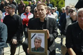  آیین تشییع پیکر زنده‌یاد بهروز رضوی، گوینده، مجری و بازیگر پیشکسوت صدا و سیما در مسجد بلال 