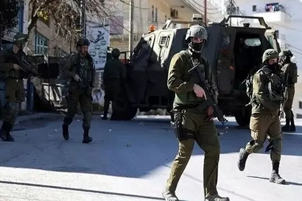 مداهمات واعتقالات واسعة بالضفة والقدس
