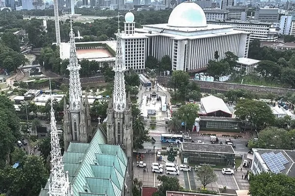 Le reliant une mosquée et une église, symbole d'harmonie religieuse en Indonésie