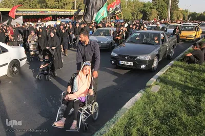 حضور عاشقان حسینی در مراسم پیاده‌روی جاماندگان اربعین ارومیه‎