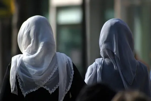 Nijerya'da Müslüman ve Hristiyanlar başörtüsü tartışması nedeniyle çatıştı