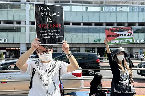 Tokyo'nun işlek noktalarından Şincuku'da 