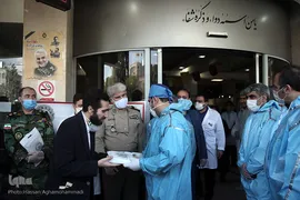 اهدای غذای حضرتی امام رضا(ع) به بیماران کرونایی و کادر درمانی بیمارستان خانواده نزاجا