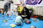 آقای چراغ‌پور برای دانش‌آموزان بی‌بضاعت لوازم تحریر و بسته‌های معیشتی برای خانواده‌هایشان فراهم کرد.