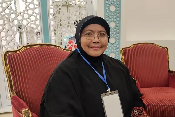 د انډونیشیا د قرآني معلمې په روایت سره په ماشوموالي کې له قرآن سره  انس څومره اهمیّت لري