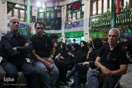 آیین سنتی نخل گردانی و عزاداری ظهر عاشورا در تکیه بزرگ تجریش