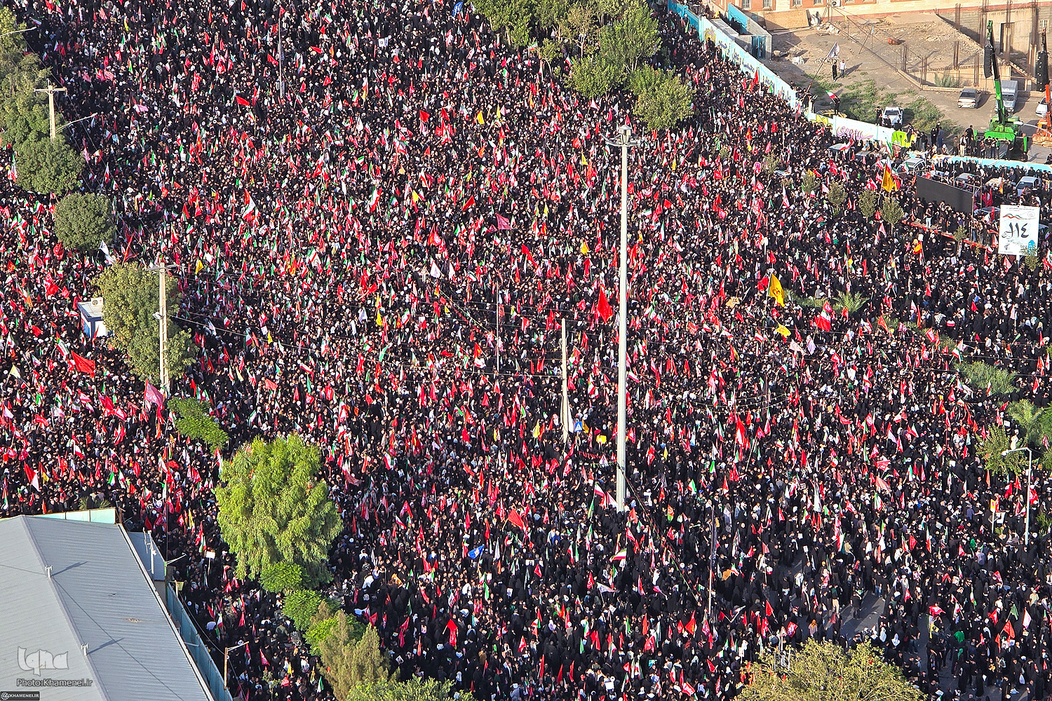 فيديو| حشود مليونية شاركت في تشييع الإمام الشهيد الخامنئي (رض) في قم