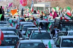 Iraner feiern mit Autokorso und wehenden Fahnen den 43. Jahrestag des Sieges der islamischen Revolution