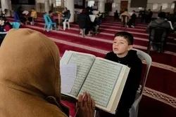 حفظ القرآن؛ مصدر الإيمان والأمل بين اللاجئين في غزة