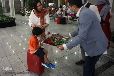 بدرقه‌ای با شاخه گل غدیر