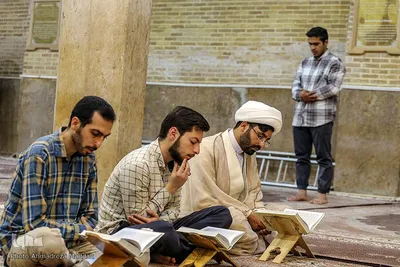 جزء خوانی دانش آموزان در شبستان مسجد وکیل شیراز