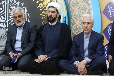 از راست منصور غلامی، وزیر علوم، تحقیقات و فناوری، حجت‌الاسلام والمسلمین مصطفی رستمی، رئیس نهاد نمایندگی ولی فقیه در دانشگاه‌ها و محمدمهدی طهرانچی، رییس دانشگاه آزاد اسلامی در تجدیدمیثاق دانشگاهیان با آرمان‌های حضرت امام خمینی(ره)