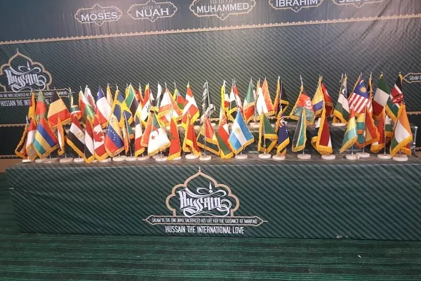 «حسین، عشق جهانی»؛ میعادگاه زوار خارجی اربعین/ خدمت خالصانه طلاب در کمپینی مردمی+عکس