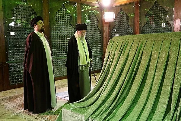 Guida Suprema rende omaggio alla memoria dell'Imam Khomeini