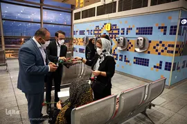 اهدای گل و شیرینی غدیر به مسافرین خارج از کشور فرودگاه امام خمینی(ره)