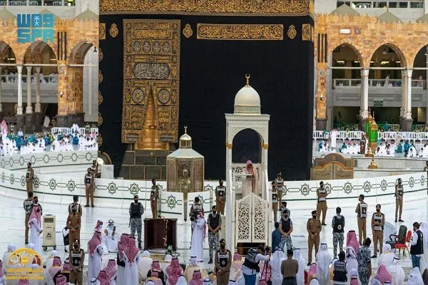 المسلمون يؤدون صلاة عيد الفطر  وسط اجراءات كورونا