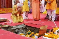 La première pierre d'un temple hindou sur les ruine de la mosquée de Babri