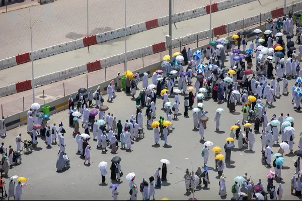 حجاج بيت الله يواصلون رمي الجمرات في أول أيام التشريق