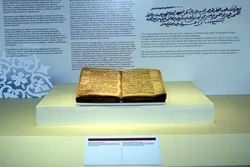 Exhiben ejemplar del  Corán de 800 años de antigüedad en Turquía