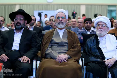 از راست آیت الله محمد علی تسخیری، رئیس شورای عالی مجمع جهانی تقریب مذاهب اسلامی، حجت‌الاسلام والمسلمین علیرضا اعرافی، عضو شورای نگهبان و خاخام یونس حمامی لاله زار، خاخام اعظم جامعه کلیمیان تهران در همایش «تحریم در تقابل با صلح جهانی از نگاه ادیان»