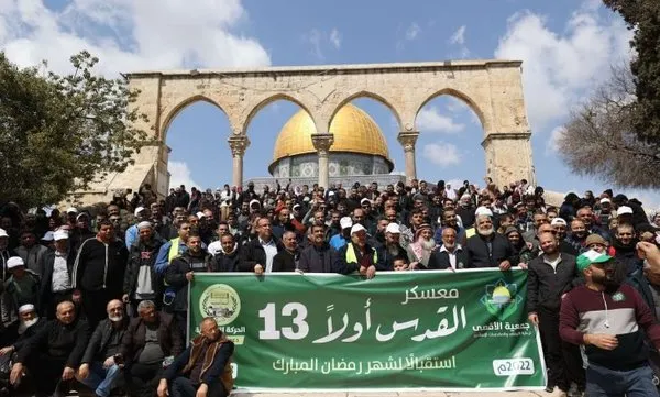 Ribuan rakyat Palestin mengambil bahagian dalam upacara membersihkan habuk di Masjid Al-Aqsa + Gambar
