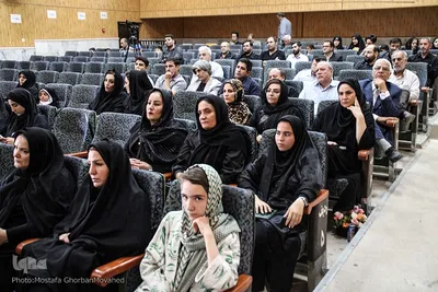 رونمایی از کتاب «قاب سرخ» آلبوم تصاویر مادران و پدران شهید در اهر