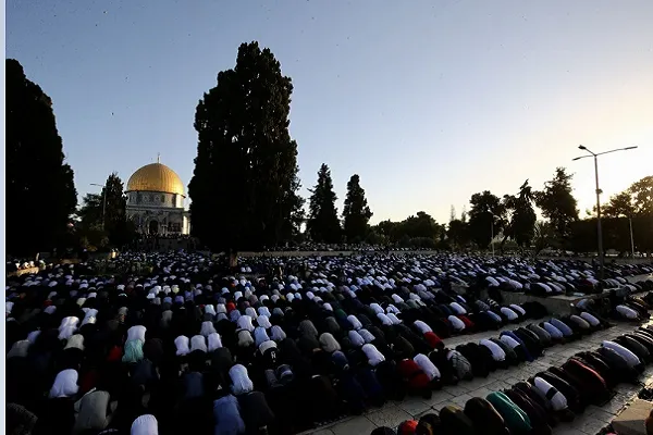 Mescid-i Aksa'da yaklaşık 120 bin Müslüman bayram namazını kıldı