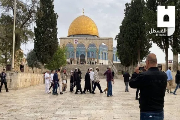 مستوطنون يقتحمون المسجد الأقصى/ مئات المستوطنين يؤدون طقوساً تلموديةً في الحرم الابراهيمي