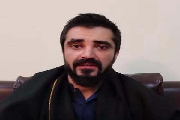 تازه مسلمان پاکستانی اسلام را تبلیغ می‌کند