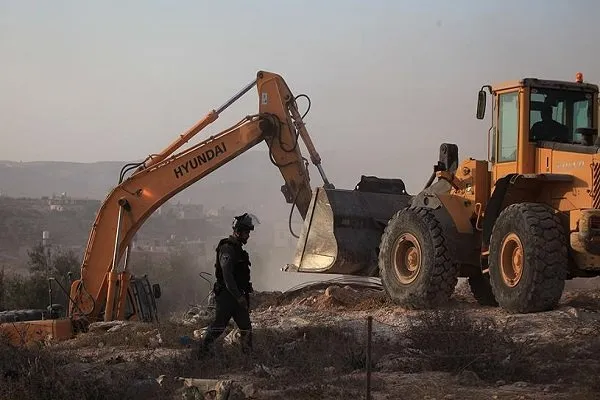 İsrail güçleri Filistinlilere ait yapıları yıktı