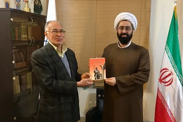 اهدای کتاب ترجمه دیوان اشعار مختومقلی به رئیس مرکز اسلامی گلستان