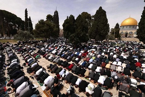 Katatagan sa Gitna ng mga Paghihigpit: 125,000 na mga Palestino ang Dumalo sa Pagdarasal ng Biyernes sa Moske ng Al-Aqsa