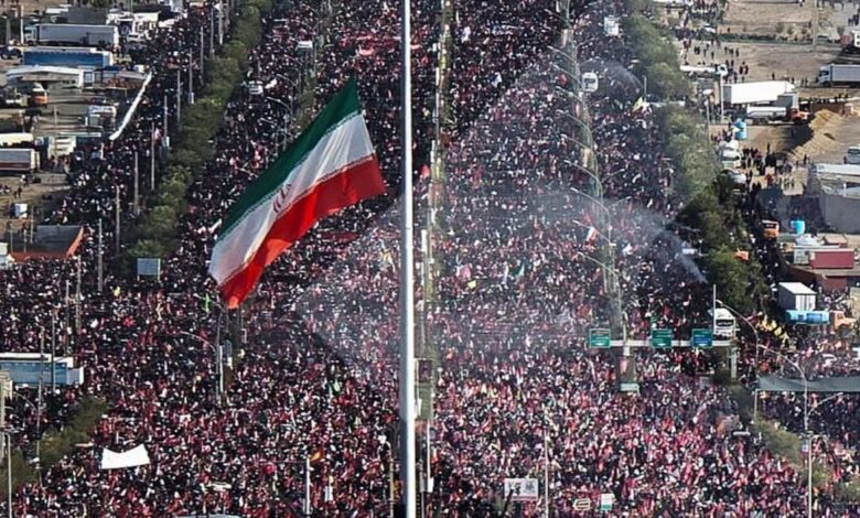 Khamenei, milioni di persone tra vendetta e fedeltà