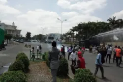 Nigerian Police Fire Teargas at Shia Protesters Demanding Release of Sheikh Zakzaky   