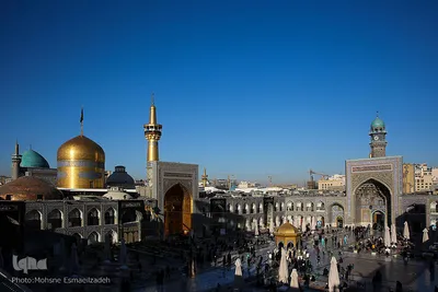 تعویض پرچم گنبد حرم امام رضا(ع)

