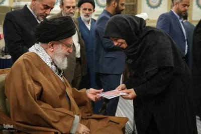 دیدار جمعی از شاعران و اهالی فرهنگ و ادب فارسی با ر هبر معظم انقلاب