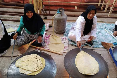 پخت نان سنتی صلواتی در حرم شاهچراغ(ع)‎‎
