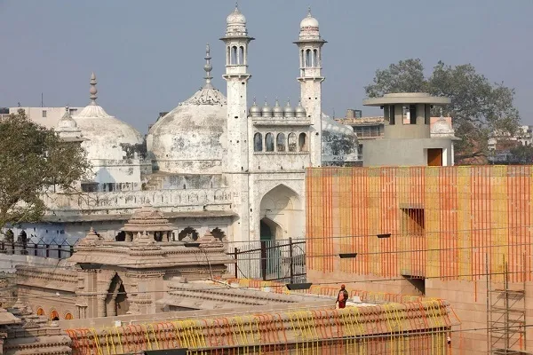 भारत में शाही मस्जिद के प्रमुख की गिरफ्तारी