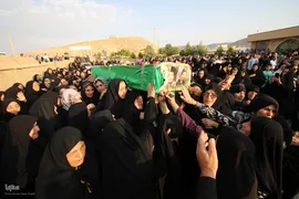 تشییع پیکر مادر 4 شهید دوران دفاع مقدس در شهیدآباد فارس