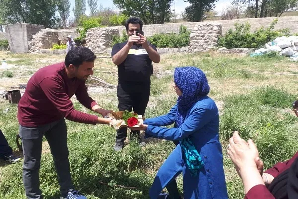 تقدیر دانش‌آموزان دهه شصتی روستای «بنه‌کهل» از معلمان خود