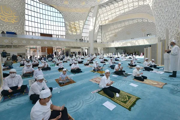 Almanya'da Kur'an-ı Kerim kursunu tamamlayanlar için tören düzenlendi