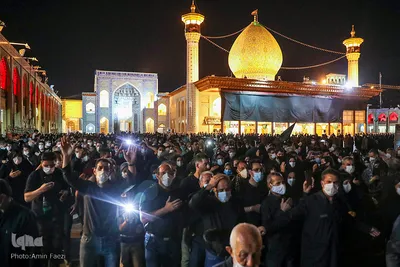 آیین لاله گردانی شام غریبان در حرم شاهچراغ (ع)