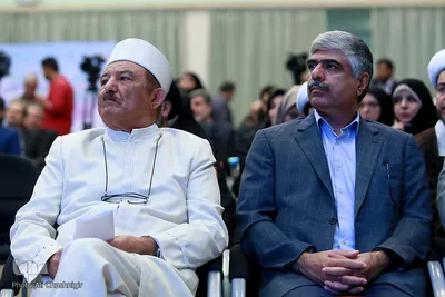 از راست اسفندیار اختیاری و اردشیر خورشیدیان، رئیس انجمن زرتشتیان در همایش «تحریم در تقابل با صلح جهانی از نگاه ادیان»
