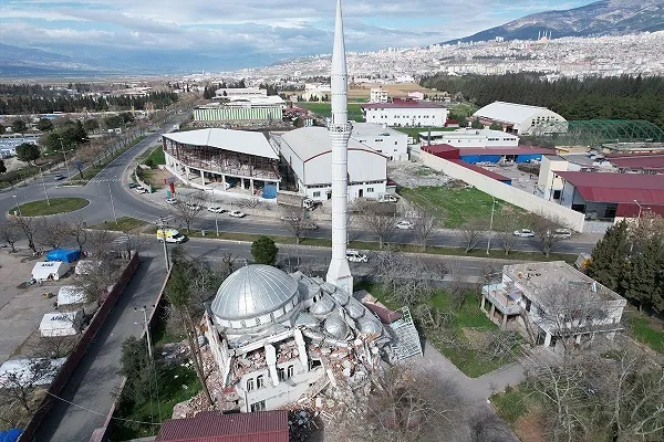 Deprem sonrası cami yıkıldı, minaresi ayakta kaldı