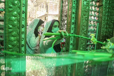 آیین گلابشویی و گل‌آرایی مضجع شریف حضرت احمدبن موسی(ع) به‌مناسبت ولادت باسعادت حضرت زینب(س)