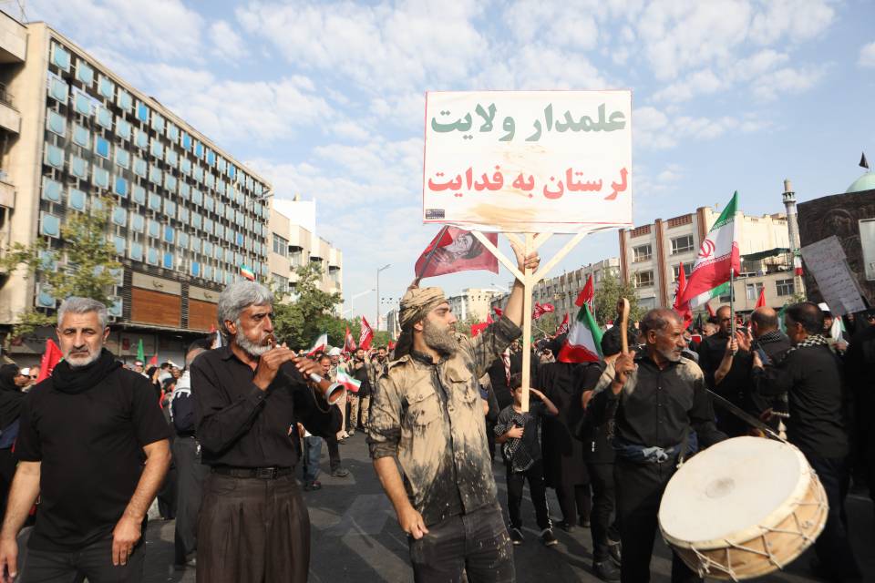إنطلاق مراسم التشييع الشعبي للقائد الشهيد الإمام الخامنئي في طهران + فيديو