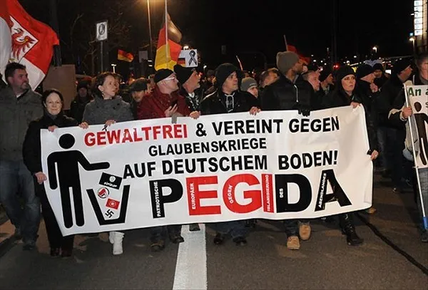 Hollanda'da ırkçı PEGIDA hareketi lideri Wagensveld Kur'an-ı Kerim yırttı